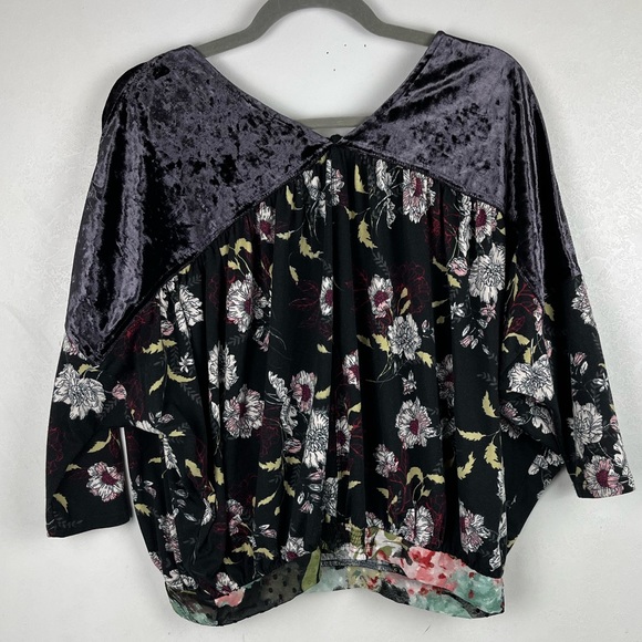 Gimmicks by BKE Floral Velvet Top Dolman Sleeve V-neck Medium Boho Black Gray - Picture 8 of 10